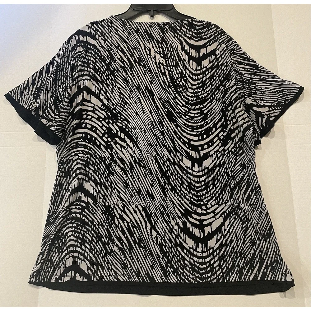 Women's XL V-Neck Blouse with Black & White Design and Decorative Ring - Picture 2 of 4